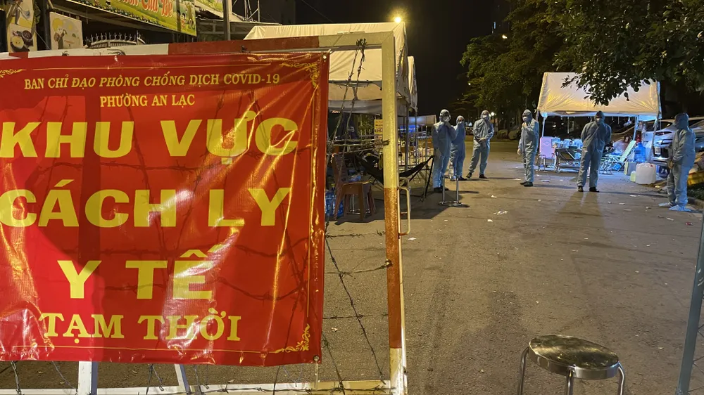 Bí thư Quận ủy quận Bình Tân kiểm tra lập chốt phong tỏa 3 khu phố ảnh 6