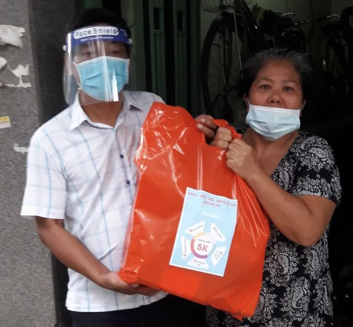 Hàng tỷ đồng hỗ trợ bà con, công nhân trong vùng phong tỏa ảnh 4