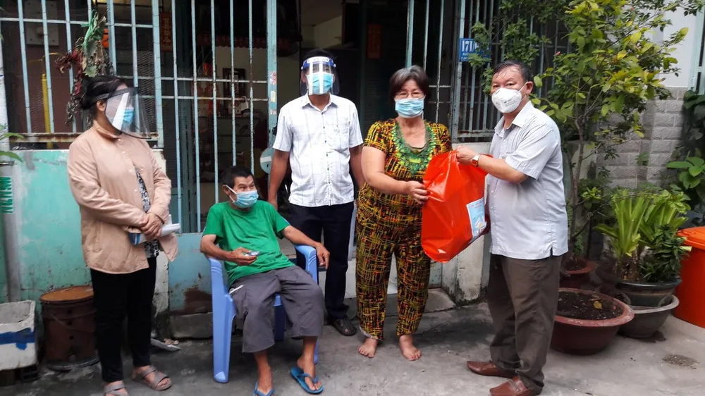 Hàng tỷ đồng hỗ trợ bà con, công nhân trong vùng phong tỏa ảnh 5