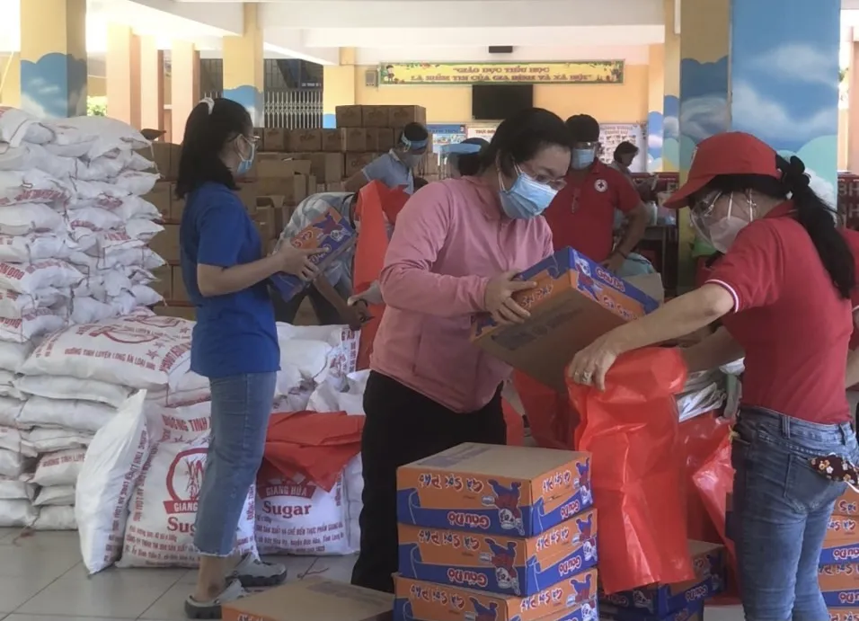Hàng tỷ đồng hỗ trợ bà con, công nhân trong vùng phong tỏa ảnh 1