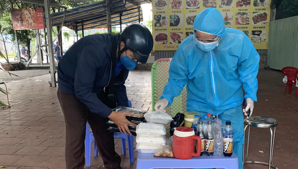 Hàng tỷ đồng hỗ trợ bà con, công nhân trong vùng phong tỏa ảnh 6