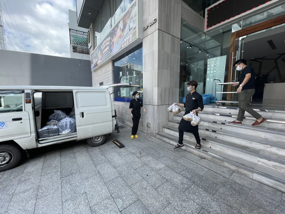 Hàng tỷ đồng hỗ trợ bà con, công nhân trong vùng phong tỏa ảnh 2