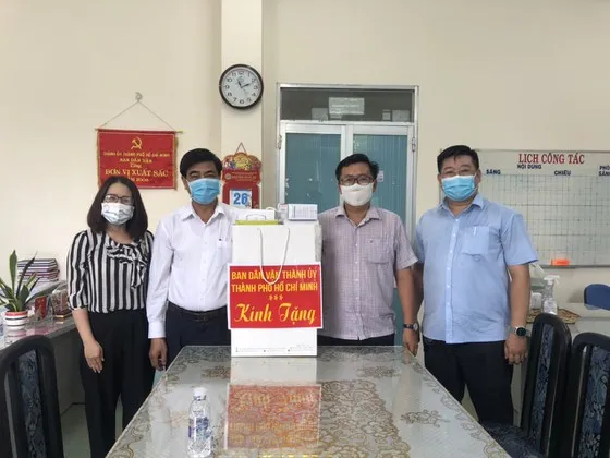 Ban Dân vận Thành ủy TPHCM thăm lực lượng tuyến đầu phòng chống dịch ở quận Bình Tân ảnh 3