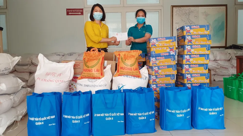 Tiếp sức người dân trong khu phong tỏa, lực lượng tuyến đầu chống dịch Covid-19 ảnh 1