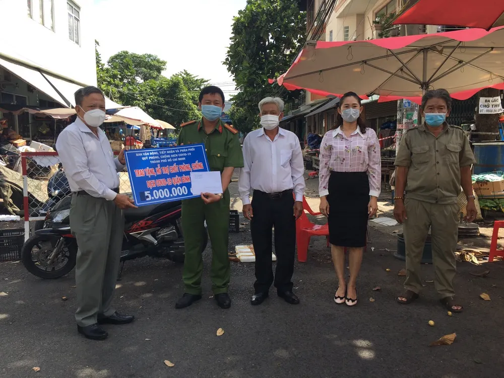 Tiếp sức người dân trong khu phong tỏa, lực lượng tuyến đầu chống dịch Covid-19 ảnh 7