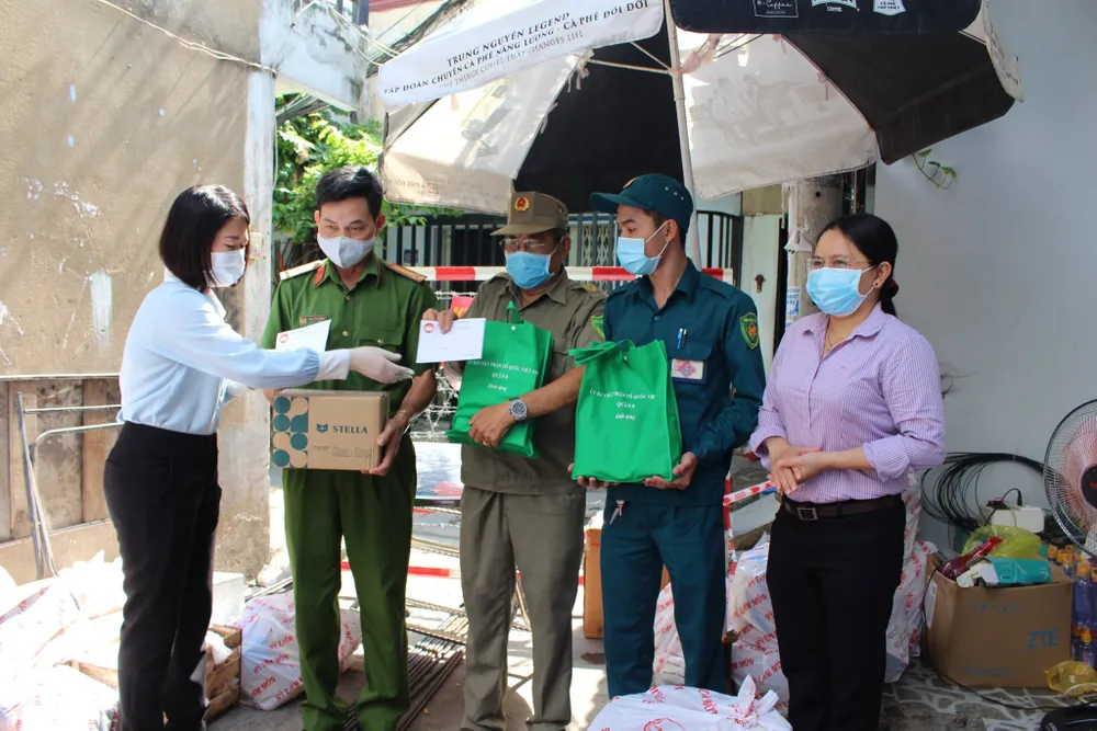 Tiếp sức người dân trong khu phong tỏa, lực lượng tuyến đầu chống dịch Covid-19 ảnh 2