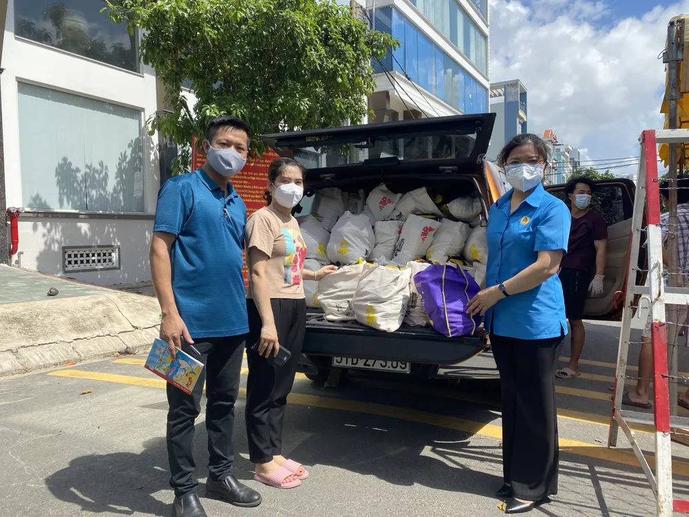 Tiếp sức người dân trong khu phong tỏa, lực lượng tuyến đầu chống dịch Covid-19 ảnh 6