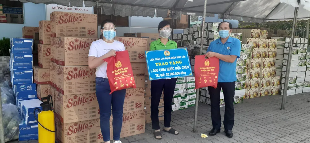 Tiếp sức người dân trong khu phong tỏa, lực lượng tuyến đầu chống dịch Covid-19 ảnh 5