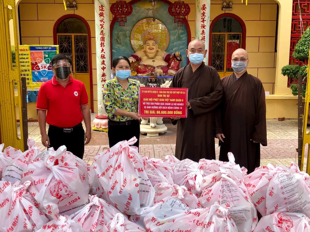 Tiếp sức người dân trong khu phong tỏa, lực lượng tuyến đầu chống dịch Covid-19 ảnh 3