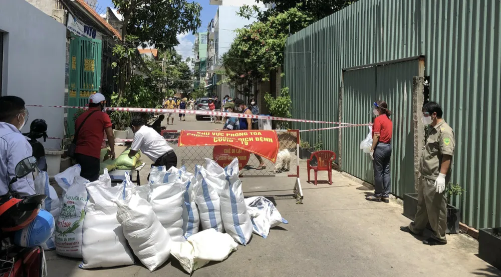 “ATM gạo Chữ thập đỏ” đến với người dân quận Bình Tân ảnh 4