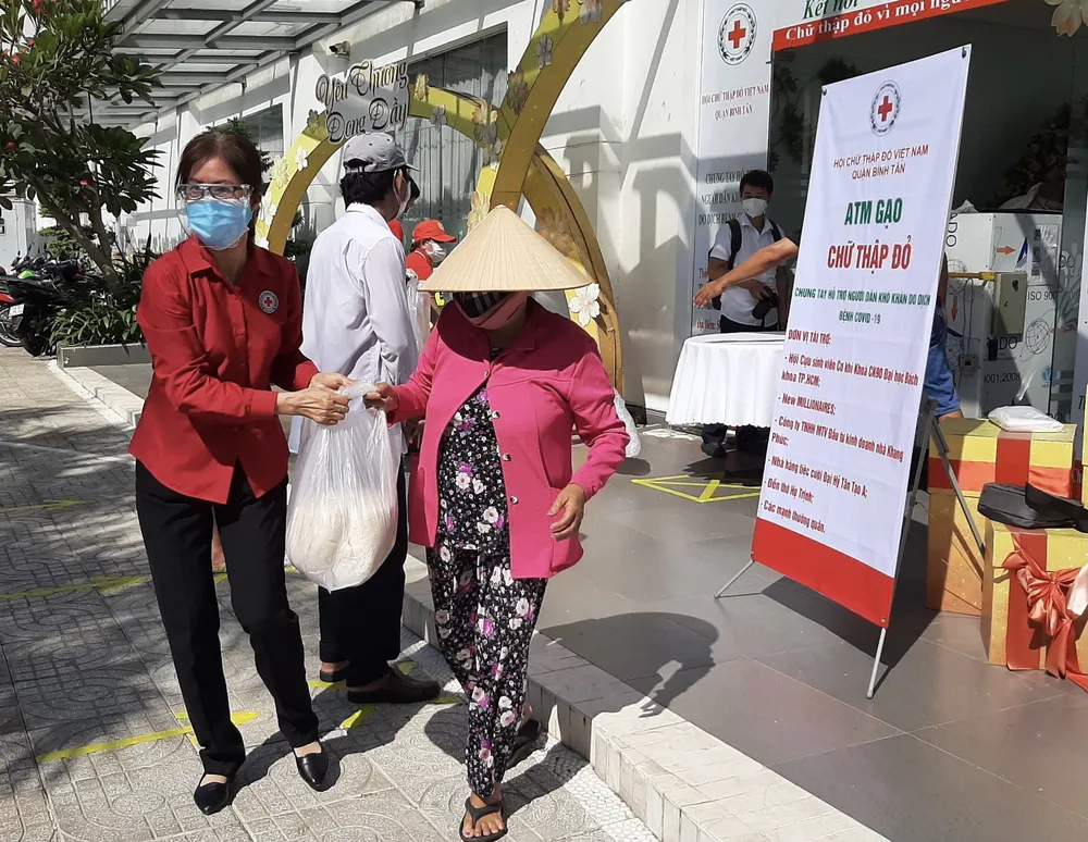 “ATM gạo Chữ thập đỏ” đến với người dân quận Bình Tân ảnh 2