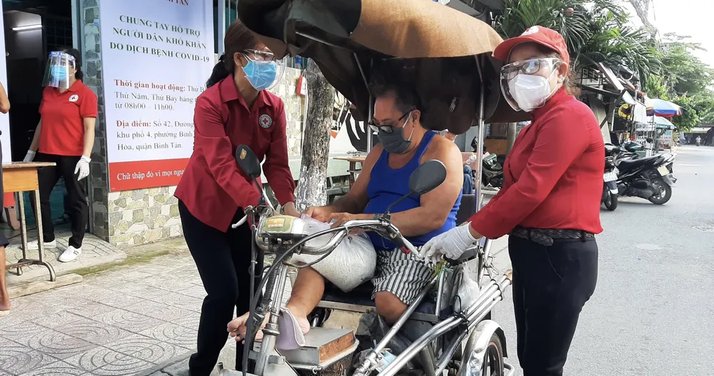 “ATM gạo Chữ thập đỏ” đến với người dân quận Bình Tân ảnh 3