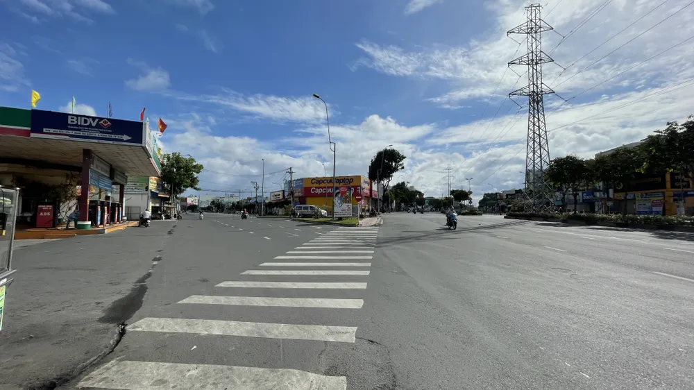 Sáng 9-7, một số quận, huyện tại TPHCM lập chốt kiểm soát người ra vào địa bàn ảnh 2