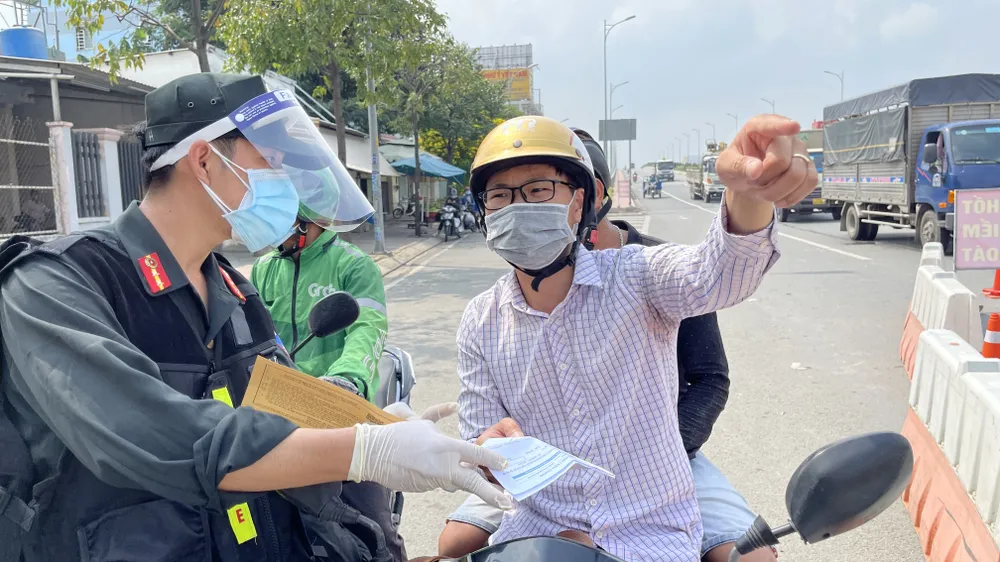 Công an TPHCM thông tin về gỡ bỏ các chốt kiểm soát liên quận, huyện ảnh 1