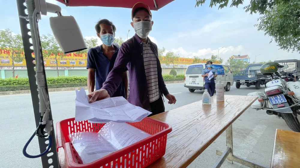 Hệ thống camera soi chiếu giấy tờ tại chốt kiểm soát dịch ảnh 1