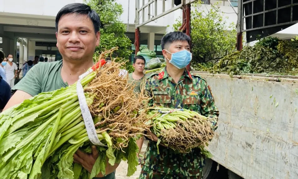 Trao tặng 1.432 phần quà đến công nhân ngừng việc do dịch Covid-19 ảnh 2