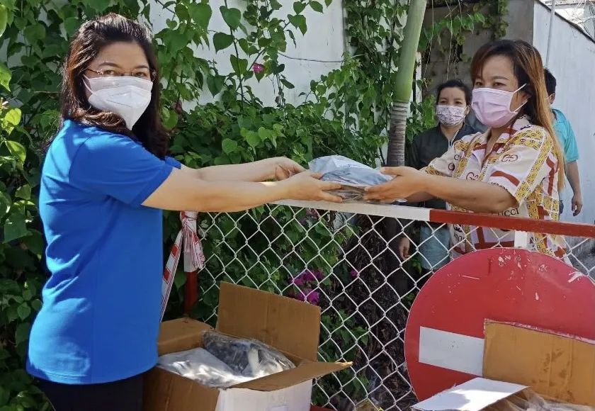 Trao tặng 1.432 phần quà đến công nhân ngừng việc do dịch Covid-19 ảnh 1