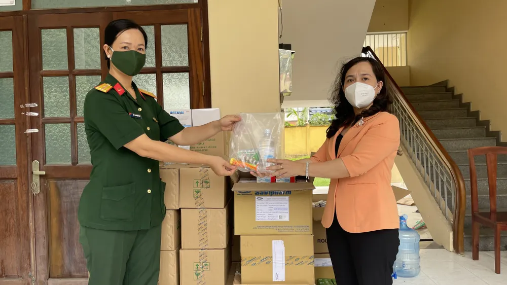 Hỗ trợ thuốc, vitamin và khoáng chất cho người dân khu cách ly ảnh 2