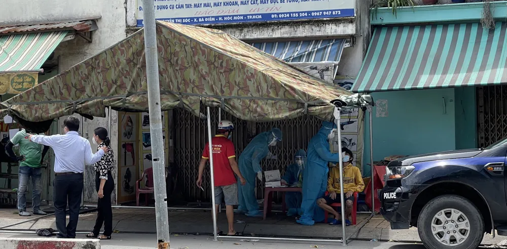 Test nhanh người đi đường tại Hóc Môn, phát hiện nhiều trường hợp nghi mắc Covid-19 ảnh 1