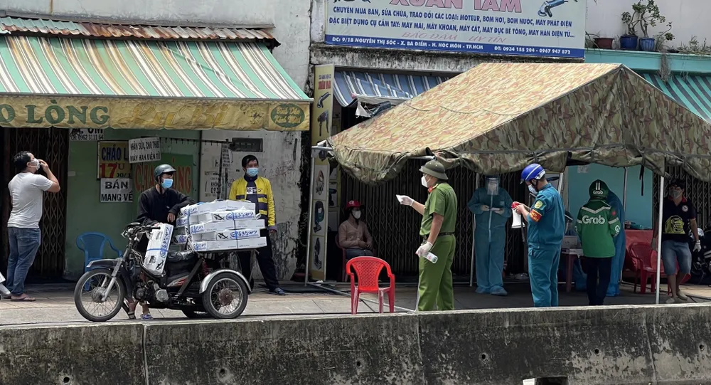 Test nhanh người đi đường tại Hóc Môn, phát hiện nhiều trường hợp nghi mắc Covid-19 ảnh 2