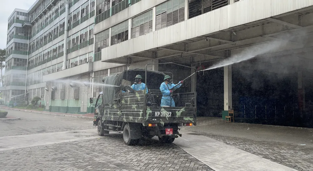 Quân đội phun thuốc khử khuẩn quy mô lớn tại quận Bình Tân ảnh 18