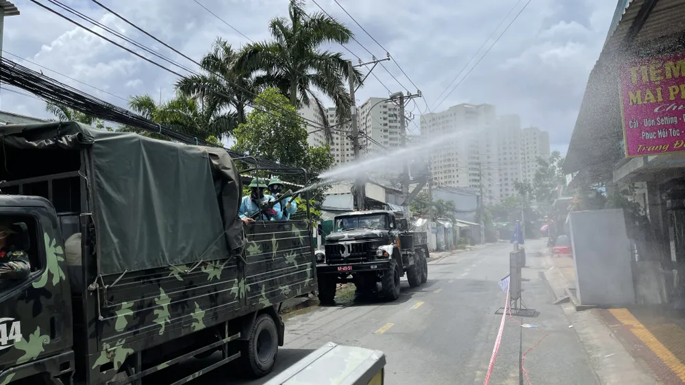 Quân đội phun thuốc khử khuẩn quy mô lớn tại quận Bình Tân ảnh 12