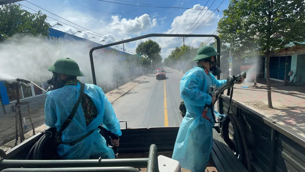 Quân đội phun thuốc khử khuẩn quy mô lớn tại quận Bình Tân ảnh 13