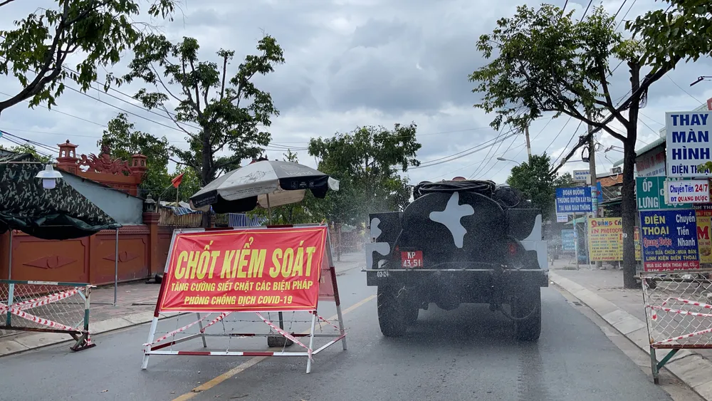 Quân đội phun thuốc khử khuẩn quy mô lớn tại quận Bình Tân ảnh 2