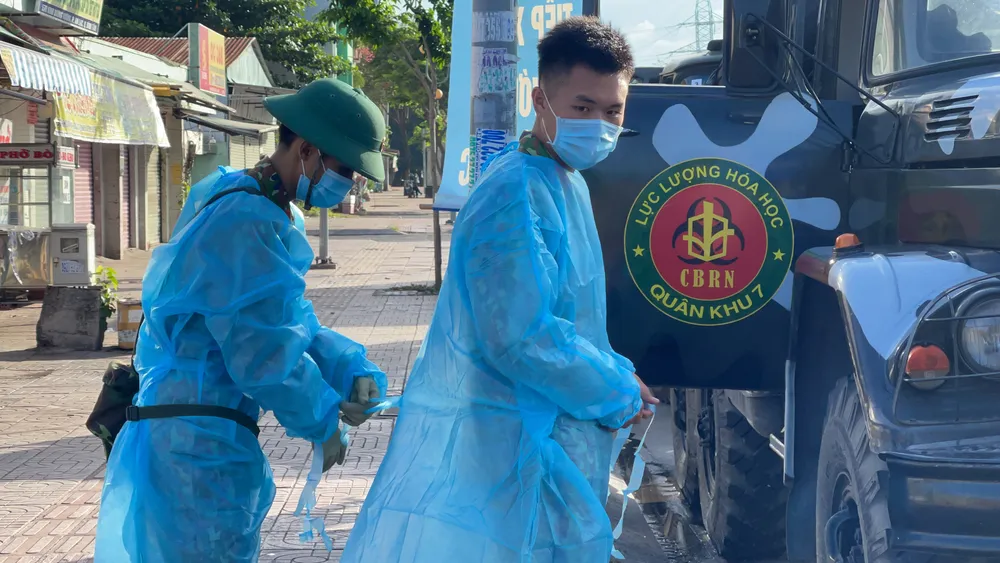 Quân đội phun thuốc khử khuẩn quy mô lớn tại quận Bình Tân ảnh 6