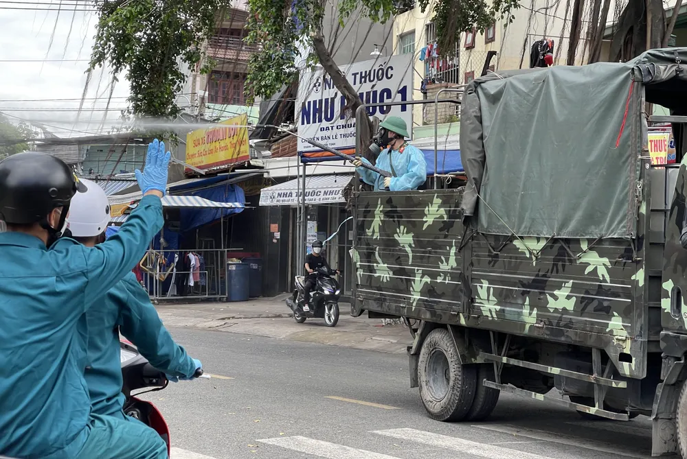 Quân đội phun thuốc khử khuẩn quy mô lớn tại quận Bình Tân ảnh 3