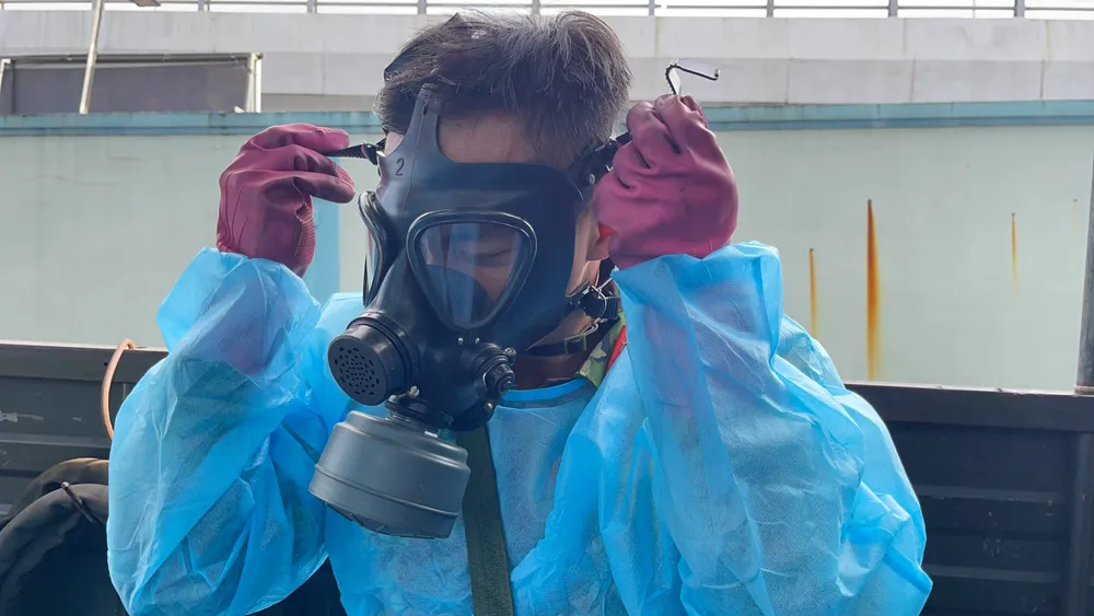 Quân đội phun thuốc khử khuẩn quy mô lớn tại quận Bình Tân ảnh 7