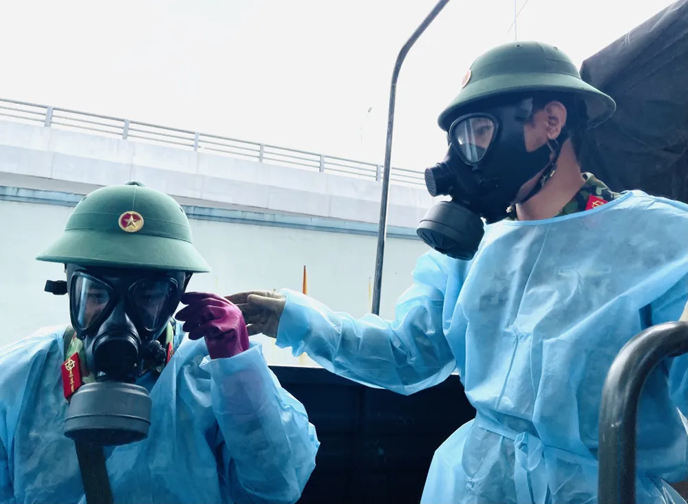 Quân đội phun thuốc khử khuẩn quy mô lớn tại quận Bình Tân ảnh 8