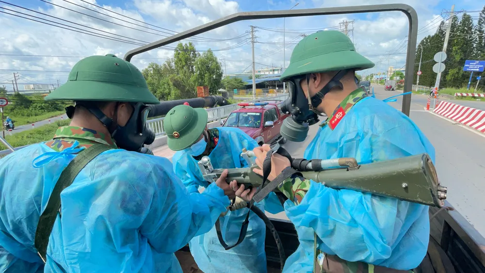 Quân đội phun thuốc khử khuẩn quy mô lớn tại quận Bình Tân ảnh 9