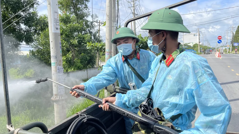 Quân đội phun thuốc khử khuẩn quy mô lớn tại quận Bình Tân ảnh 10