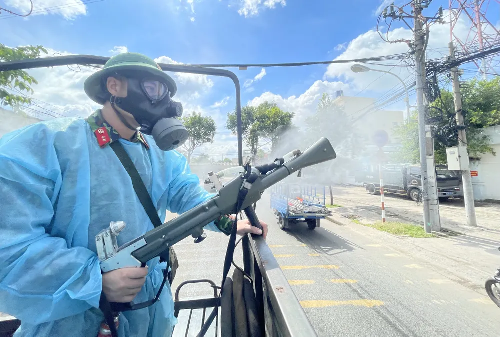 Quân đội phun thuốc khử khuẩn quy mô lớn tại quận Bình Tân ảnh 20