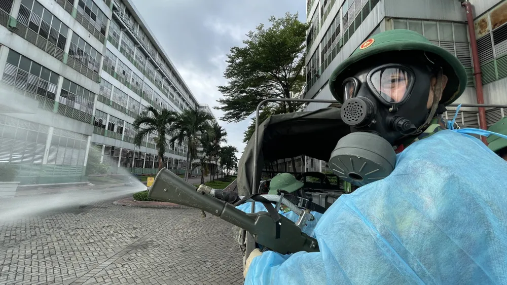 Quân đội phun thuốc khử khuẩn quy mô lớn tại quận Bình Tân ảnh 4