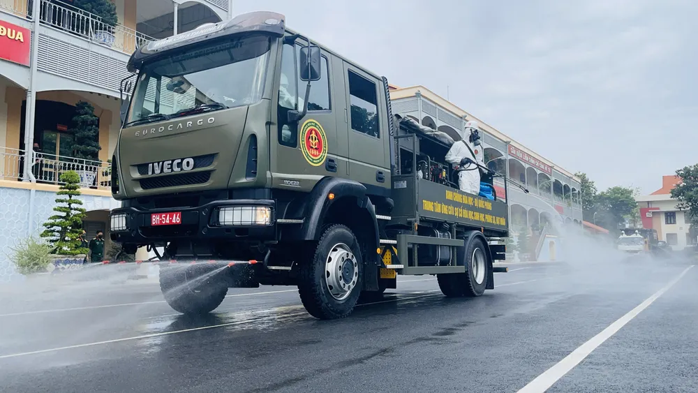 Gần 2.000 cán bộ chiến sĩ tham gia phun thuốc khử khuẩn trên toàn TPHCM ảnh 10
