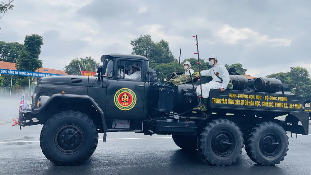 Gần 2.000 cán bộ chiến sĩ tham gia phun thuốc khử khuẩn trên toàn TPHCM ảnh 9