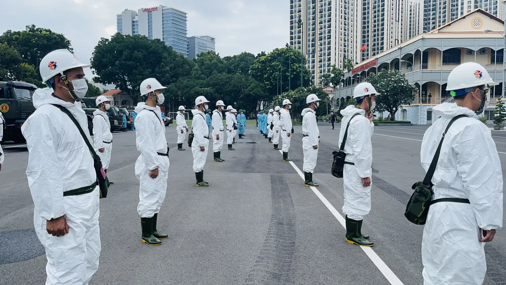 Gần 2.000 cán bộ chiến sĩ tham gia phun thuốc khử khuẩn trên toàn TPHCM ảnh 6