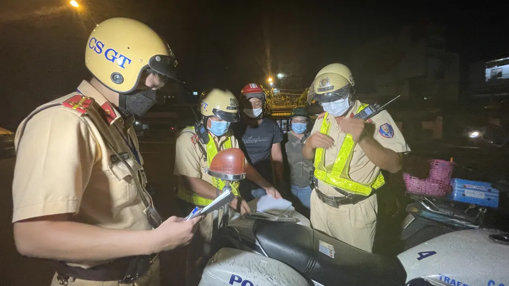 Lực lượng vũ trang TPHCM ra quân tuần tra kiểm soát dịch Covid-19 toàn thành phố ảnh 8