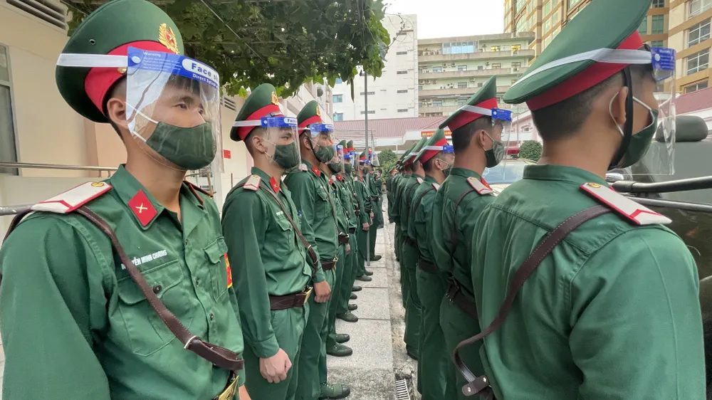 Lực lượng vũ trang TPHCM ra quân tuần tra kiểm soát dịch Covid-19 toàn thành phố ảnh 5