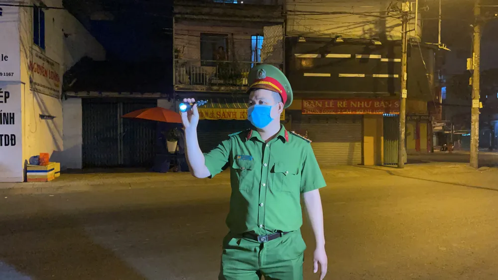 Lực lượng vũ trang TPHCM ra quân tuần tra kiểm soát dịch Covid-19 toàn thành phố ảnh 12