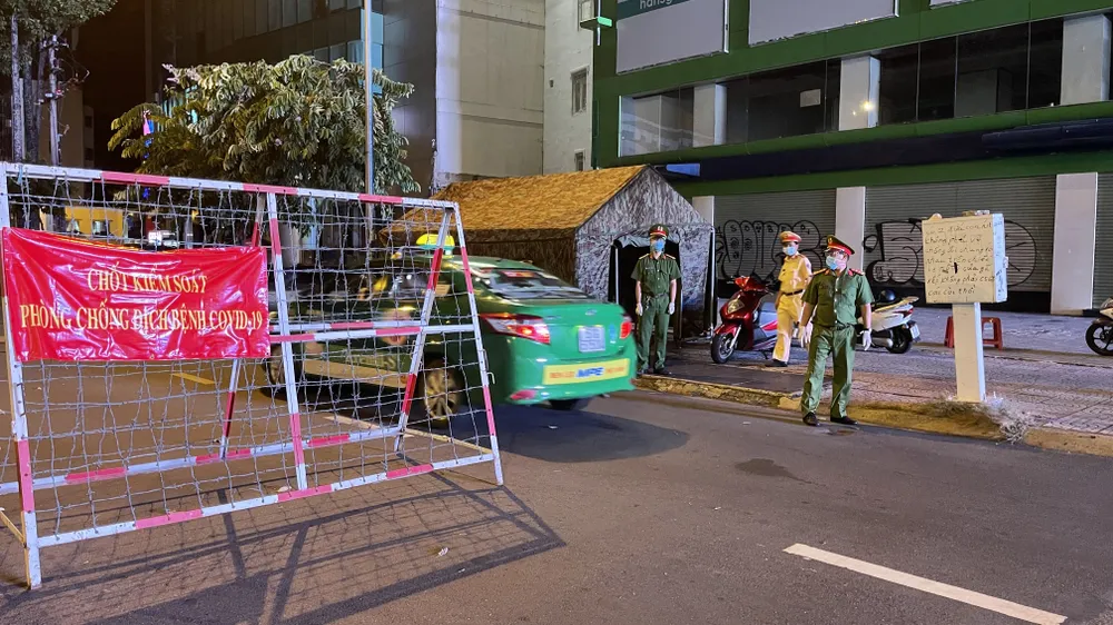 Lực lượng vũ trang TPHCM ra quân tuần tra kiểm soát dịch Covid-19 toàn thành phố ảnh 15
