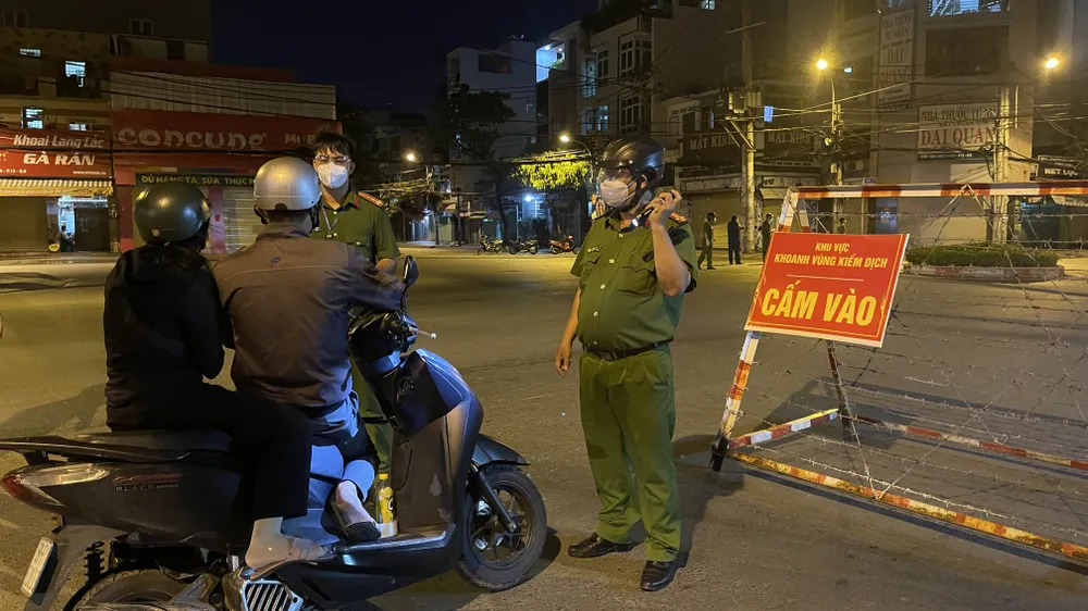 Lực lượng vũ trang TPHCM ra quân tuần tra kiểm soát dịch Covid-19 toàn thành phố ảnh 11