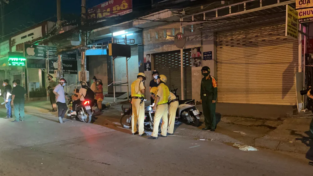 Lực lượng vũ trang TPHCM ra quân tuần tra kiểm soát dịch Covid-19 toàn thành phố ảnh 9