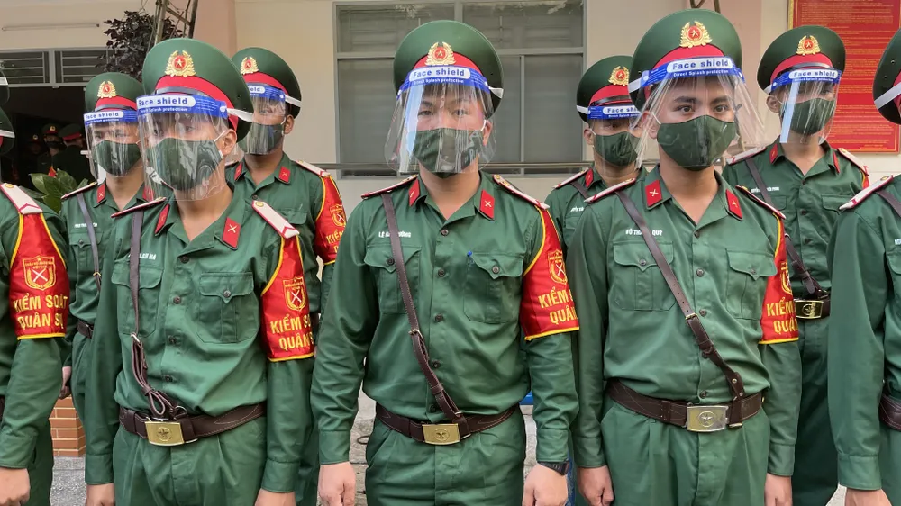 Lực lượng vũ trang TPHCM ra quân tuần tra kiểm soát dịch Covid-19 toàn thành phố ảnh 6