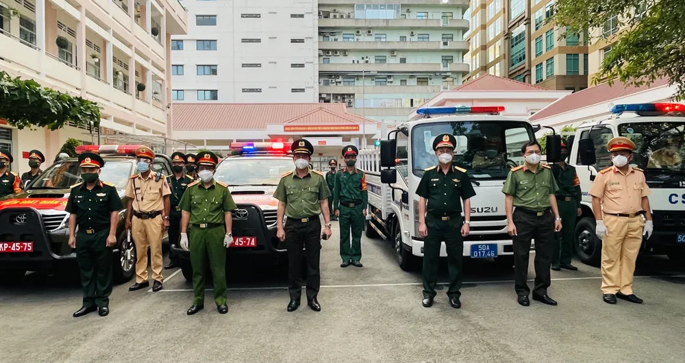 Lực lượng vũ trang TPHCM ra quân tuần tra kiểm soát dịch Covid-19 toàn thành phố ảnh 2