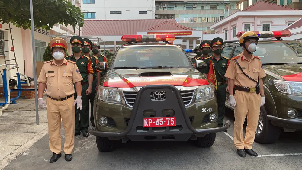 Lực lượng vũ trang TPHCM ra quân tuần tra kiểm soát dịch Covid-19 toàn thành phố ảnh 4