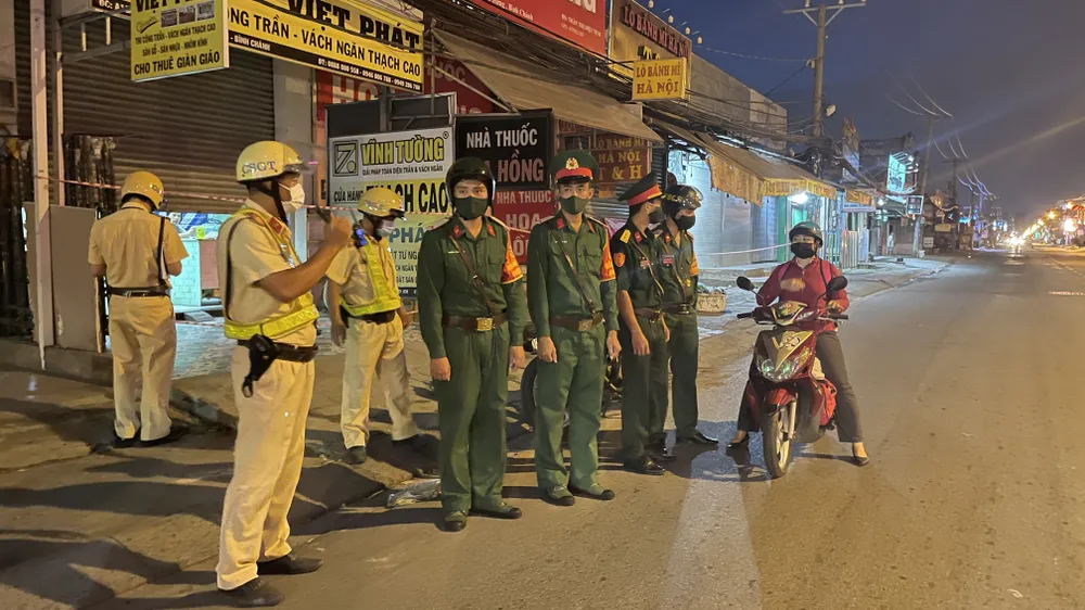 Lực lượng vũ trang TPHCM ra quân tuần tra kiểm soát dịch Covid-19 toàn thành phố ảnh 7