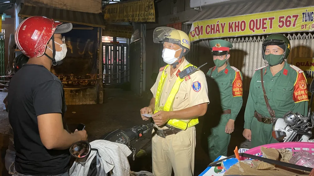 Lực lượng vũ trang TPHCM ra quân tuần tra kiểm soát dịch Covid-19 toàn thành phố ảnh 10